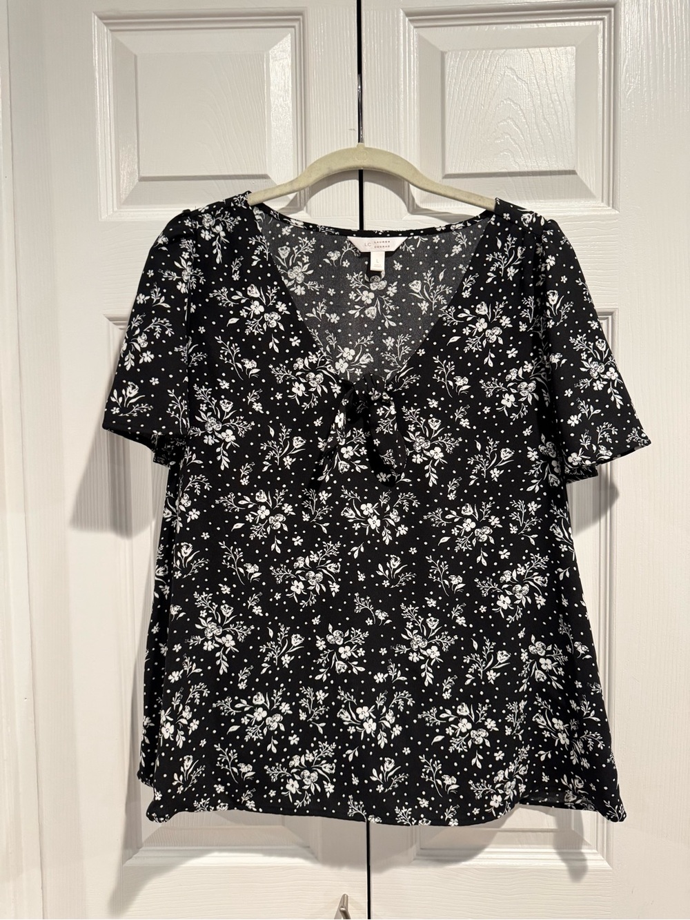 LC Lauren Conrad Black and White Floral Tie-Neck Short Sleeve Blouse Large